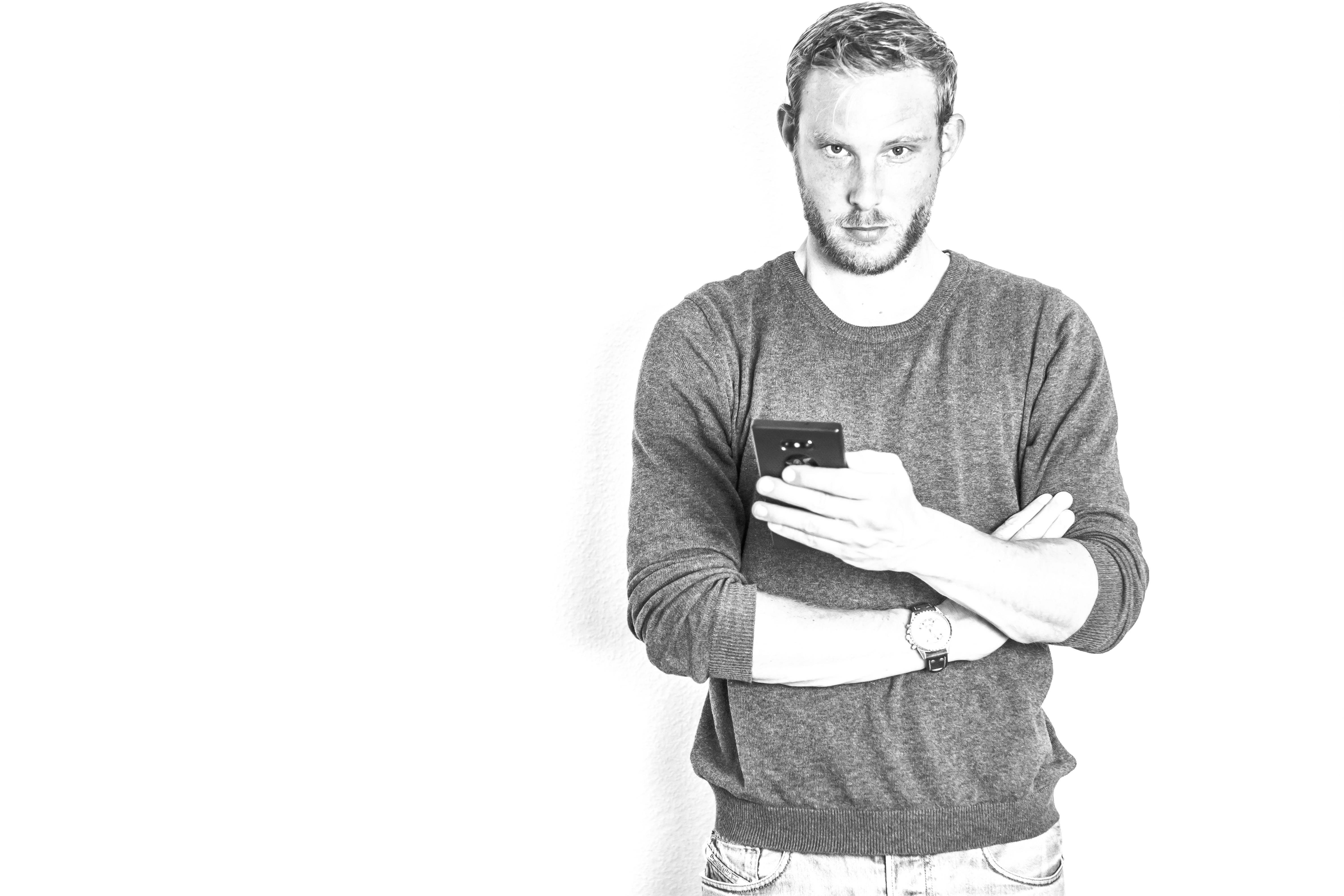 Dario Schwella mit einem Telefon in der Hand